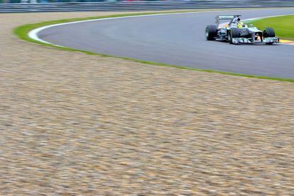 Nico Rosberg rueda con su Mercedes sobre el trazado belga.