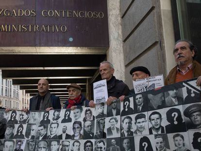 Manifestantes ante el Juzgado de lo Contencioso Administrativo numero 23 de Madrid.