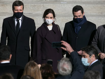 Desde la izquierda, Pablo Casado, líder del Partido Popular; Isabel Díaz Ayuso, presidenta de la Comunidad de Madrid, y Juan Manuel Moreno Bonilla, presidente de la Junta de Andalucía, son fotografiados tras el acto.