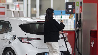 Una persona reposta en una gasolinera en Madrid.