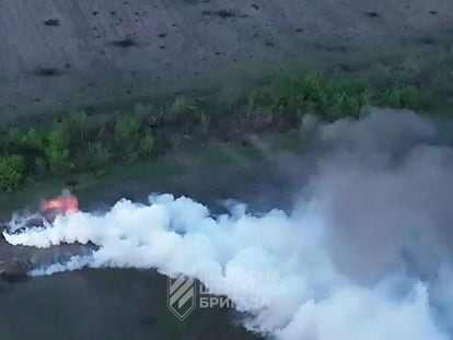 Fuerzas ucranianas destruyen posiciones rusas en dirección a Bajmut, en la región ucrania de Donetsk, en una captura de pantalla tomada de un vídeo publicado el domingo 4 de junio de 2023.