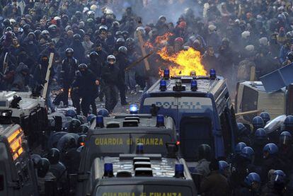 Manifestantes se enfrentan a la policía en el centro de Roma durante las protestas de ayer contra el Gobierno.