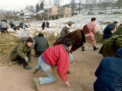 Ciudadanos de Sarajevo sufren un ataque de mortero serbio durante un funeral, el 28 de diciembre de 1992.