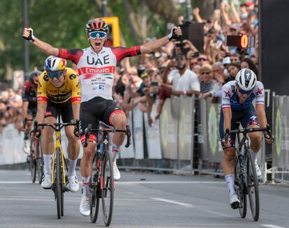 Tadej Pogacar se impone a Van Aert en el sprint del GP de Montreal, hace dos domingos.