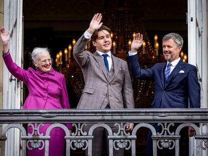 La reina Margarita, junto a Christian de Dinamarca y su padre, el príncipe Federico, en el día de la celebración del 18º cumpleaños de quien será el próximo heredero al trono danés, el 15 de octubre de 2023.