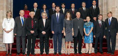 Don Felipe y Doña Letizia, junto a los presidentes de los jurados y los galardonados en la trigésima edición de los Premios Príncipes de Asturias