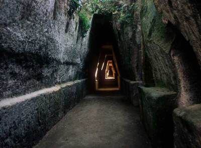 El corredor de la cueva de la Sibila, donde se supone que decía sus aviesos augurios, tiene 130 metros de recorrido y forma parte de la acrópolis de Cumas.