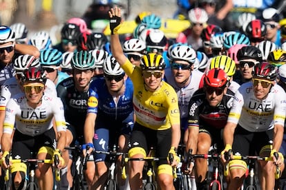 El ganador del Tour, Tadej Pogacar, levanta el brazo en un momento de la última etapa.