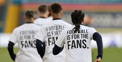 Los jugadores del Leeds United entrenan con una camiseta que indica 