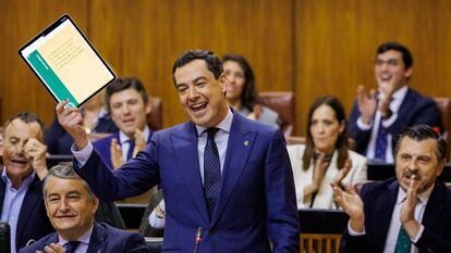 El presidente andaluz, Juan Manuel Moreno, muestra una tableta en una de sus intervenciones en la sesión de control al Gobierno que ha tenido lugar este jueves en el Parlamento de Andalucía en Sevilla.