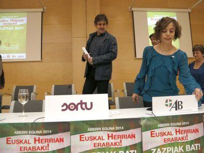 El secretario general de EA, Pello Urizar, y la dirigente de Sortu Amaia Izko, minutos antes de la rueda de prensa en la que han presentado los actos que celebrará la izquierda 'abertzale' por el Aberri Eguna.