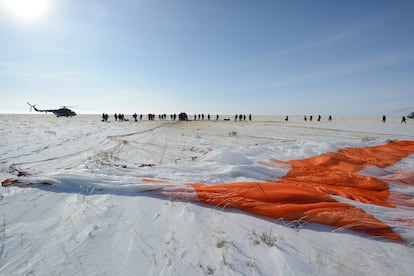Llegada de un vuelo espacial tripulado por Luca Parmitano (Italia), Aleksandr Skvortsov (Rusia) y Cristina Koch (USA) a bordo de una nave Soyuz (en el centro de la imagen), en febrero de 2020 en Kazajistán.