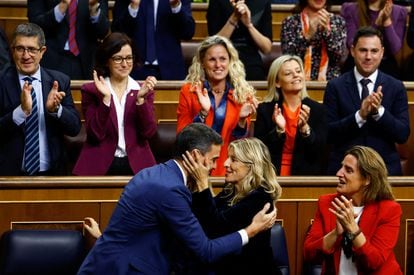 Yolanda Díaz felicita a Pedro Sánchez tras su toma de posesión como presidente del Gobierno.