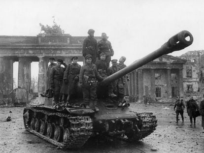 Soldados soviéticos subidos a un tanque ante la puerta de Brandeburgo de Berlín, al final de la II Guerra Mundial.