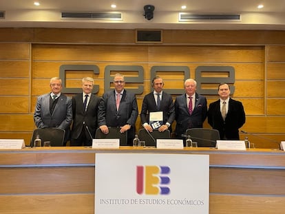 El IEE, junto con un equipo de catedráticos de Derecho Tributario y Hacienda Pública, este lunes en la presentación del informe.