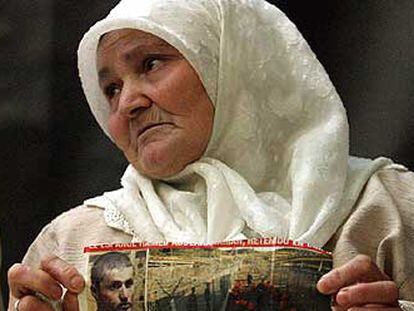 Sodia Alí, de 58 años, la madre de Hamed Abderramán, exhibe la foto de su hijo el pasado jueves en Algeciras.