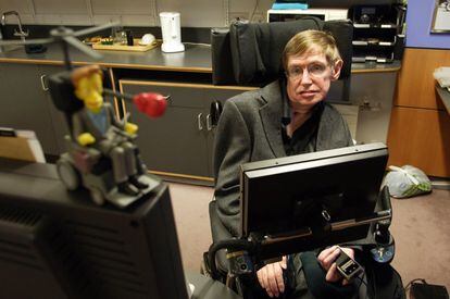 El físico Stephen Hawking, en su despacho del Centro de Matemática Aplicada de la Universidad de Cambridge (Reino Unido), el 16 de marzo de 2005.