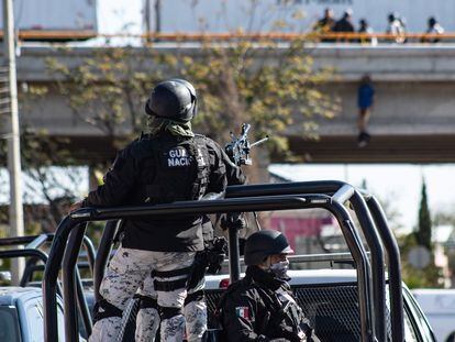 La Guardia Nacional resguarda la zona donde fueron encontrados diez cuerpos en Zacatecas, el pasado 18 de noviembre.