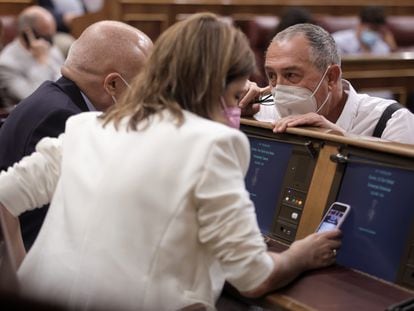 El secretario general del PSOE en el Congreso, Rafael Simancas (izquierda), y la portavoz del Grupo Parlamentario Socialista, Adriana Lastra, conversan con el diputado de Compromís, Joan Baldoví, durante la sesión plenaria de convalidación del decreto ley sobre interinos.