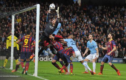 Valdés ataja un balón aéreo.