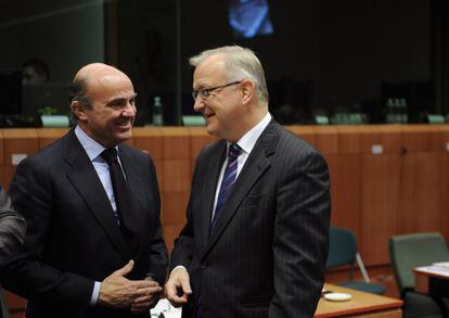 El ministro de Economía, Luis de Guindos, con el comisario europeo de Asuntos Económicos, Olli Rehn, en Bruselas.