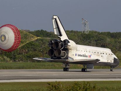 El 'Discovery' aterriza en el Centro Espacial Kennedy de Cabo Cañaveral, en Florida