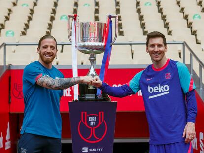 Los capitanes del Athletic y del Barcelona, Muniain y Messi, posan junto a la Copa del Rey.