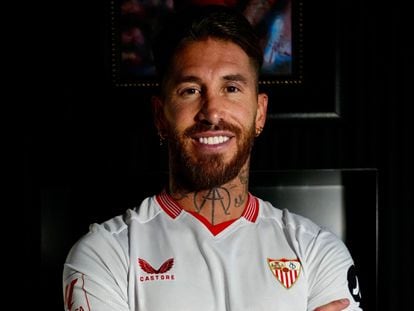 Sergio Ramos posa con su nueva camiseta en una imagen difundida por el Sevilla FC.