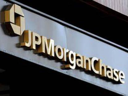 Según informó la Comisión del Mercado de Valores de EE.UU., JP Morgan pagará 296,9 millones de dólares, mientras que Credit Suisse desembolsará 120 millones de dólares. EFE/Archivo