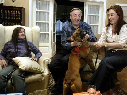 Néstor Kirchner, su esposa, Cristina, y la hija de ambos, Florencia, en su casa de Río Gallegos en 2003.