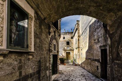 Una calle en el casco antiguo de Matera (Italia).