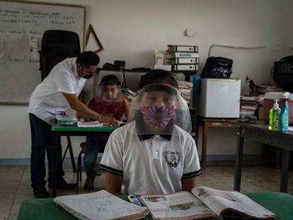 Alumnos de la escuela Emiliano Zapata en el municipio de Candelaria (Campeche), en México, en abril de 2021.