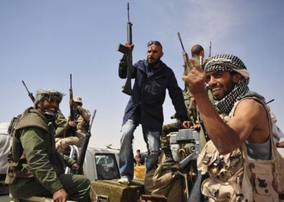Rebeldes libios celebran el bombardeo de la OTAN contra las fuerzas de Gadafi.