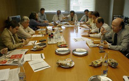 Patxo Unzueta (cuarto por la izquierda), en una reunión de editoriales de EL PAÍS en octubre de 2004, con Jesús Ceberio (segundo por la derecha) de director.