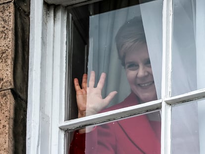 Nicola Sturgeon saluda este miércoles desde una de las ventanas de Bute House, la residencia oficial de la ministra principal de Escocia, en Edimburgo.