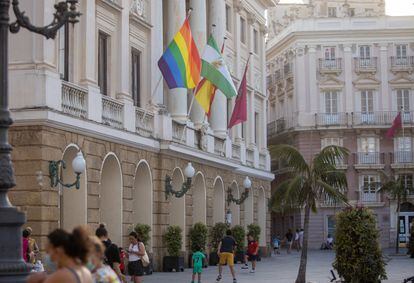 Bandera LGBTI en la fachada del ayuntamiento de Cádiz, el pasado 23 de junio.