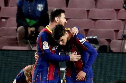 Messi saluda a Pedri, tras firmar el primer gol del Barcelona ante el Huesca.