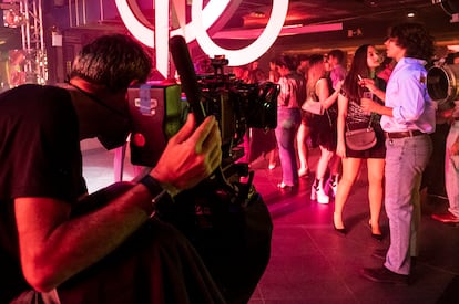 Un momento del rodaje de 'El Inmortal' el jueves 22 de julio en un local de Madrid.