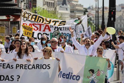 Manifestación de médicos especialistas por el centro de Madrid llegando hasta la sede de la Comunidad de Madrid, el primer día de huelga.