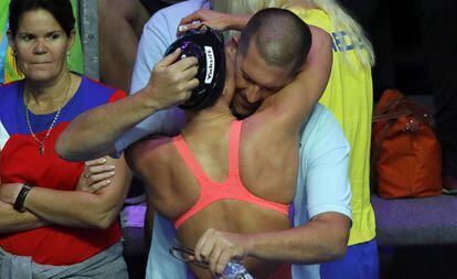 Mireia Belmonte se abraza a su entrenador Fred Vergnoux.