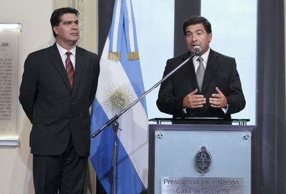 Ricardo Echegaray (derecha), titular del organismo argentino encargado de recaudar impuestos, en una imagen de archivo. EFE/Archivo