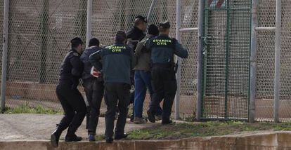 Expulsión de dos inmigrantes que intentaron entrar en Melilla.