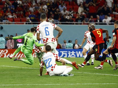 Lukaku, con el nueve, remata el palo este jueves en el partido entre Croacia y Bélgica en el estadio Ahmad Bin Ali, en Doha.