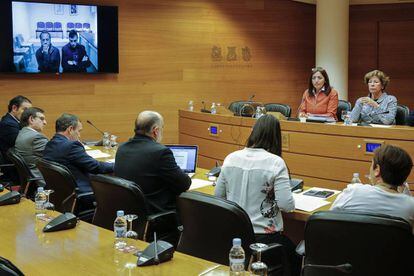 Pérez, en la pantalla a la izquireda, aguarda a que los diputados valencianos acaben para volver a los fogones.