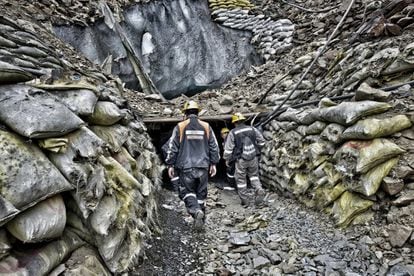 Un grupo de mineros entrando dentro del glaciar a través de una bocamina. Trabajan en condiciones extremas, en galerías de más de un kilómetro donde escasea el oxígeno y la humedad cala hasta los huesos.
