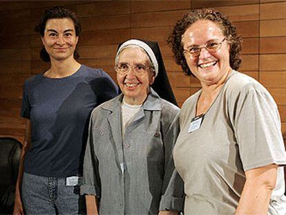 Ágata Jané, Maria-Lourdes Solé y Montserrat Salvat (de izquierda a derecha), en el congreso de teólogos celebrado recientemente en Madrid.