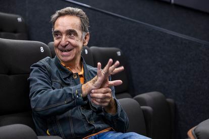 Miguel Ángel Pérez conversa sentado en una de las salas del segundo cine Embajadores en la calle Ercilla 53, en Madrid. 