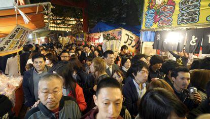 Colas para acceder santuario Hanazono de Shinjuku (Tokio) durante el Festival Otori