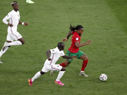 Kanté y Pogba acosan a Renato Sanches.