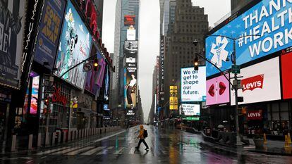 Un peatón cruza por Times Square, uno de los espacios más representativos de Nueva York.